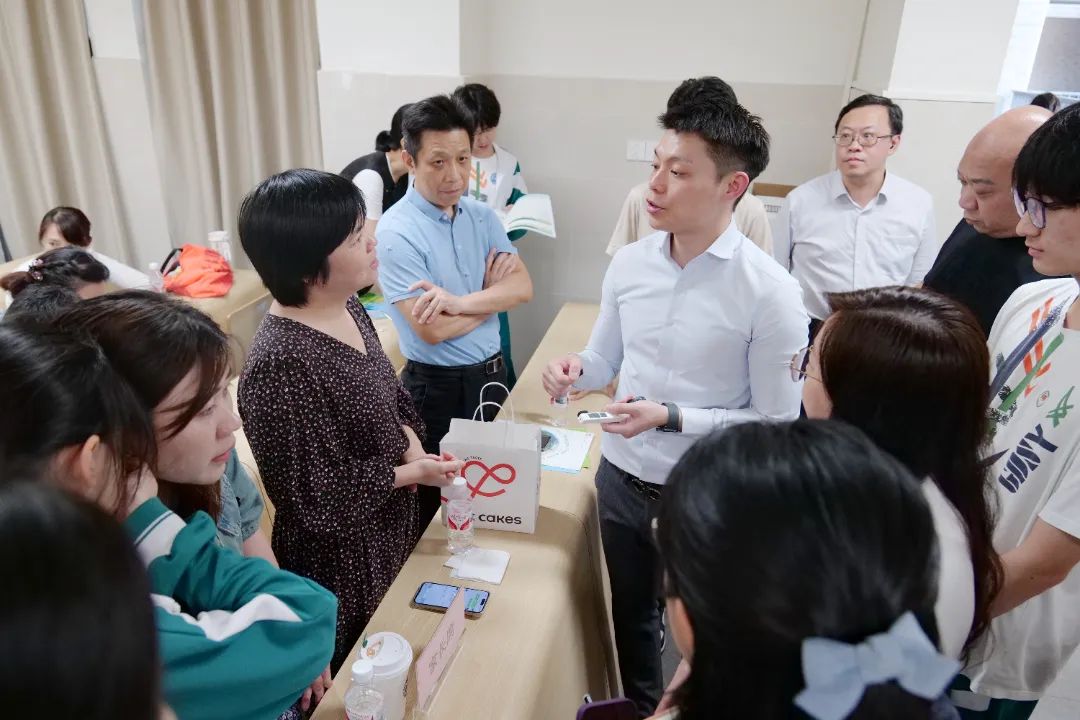 港大的招生官团队面向省实A-Level的学生和家长举行宣讲会