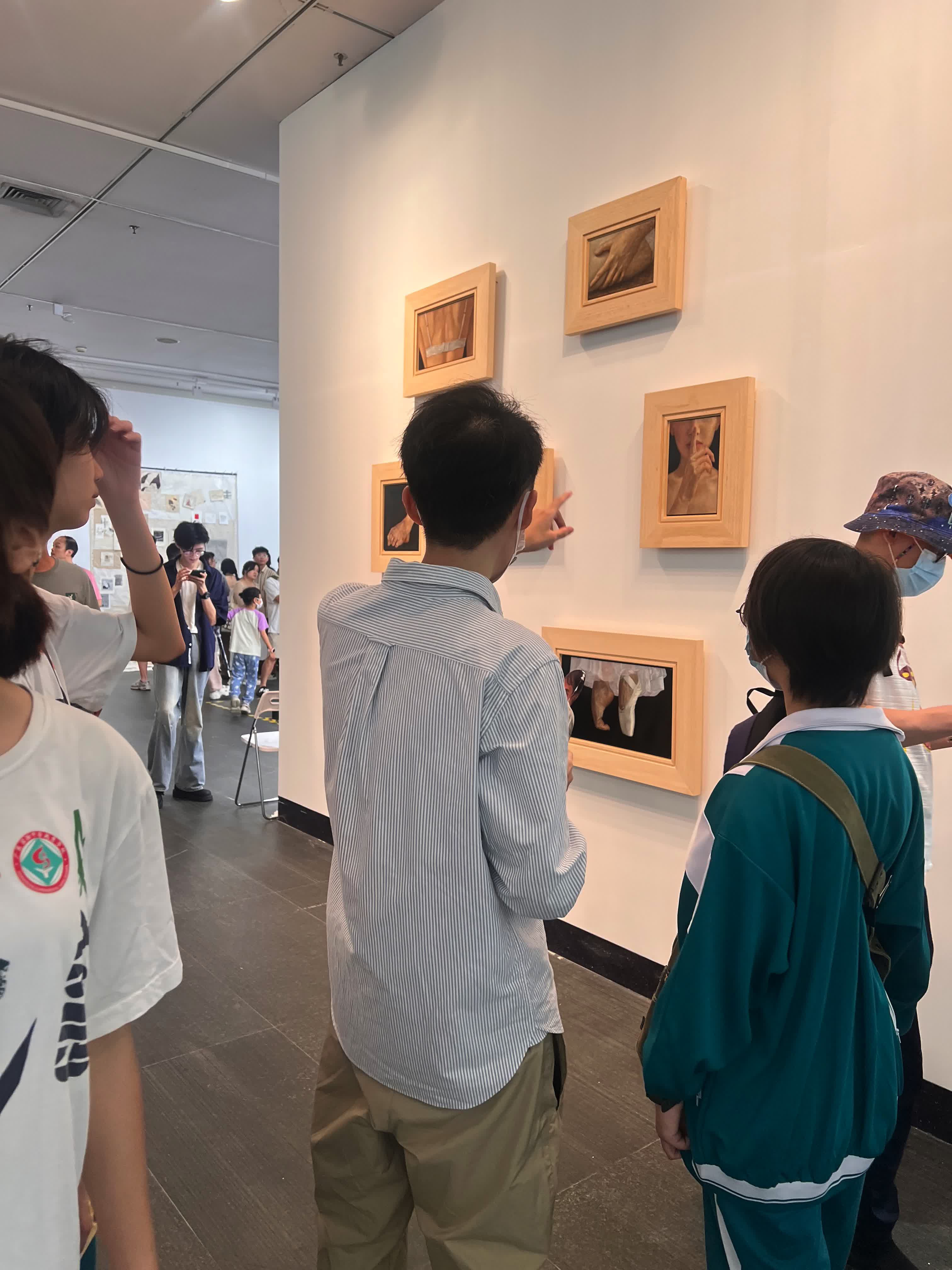 师生观展图片 2