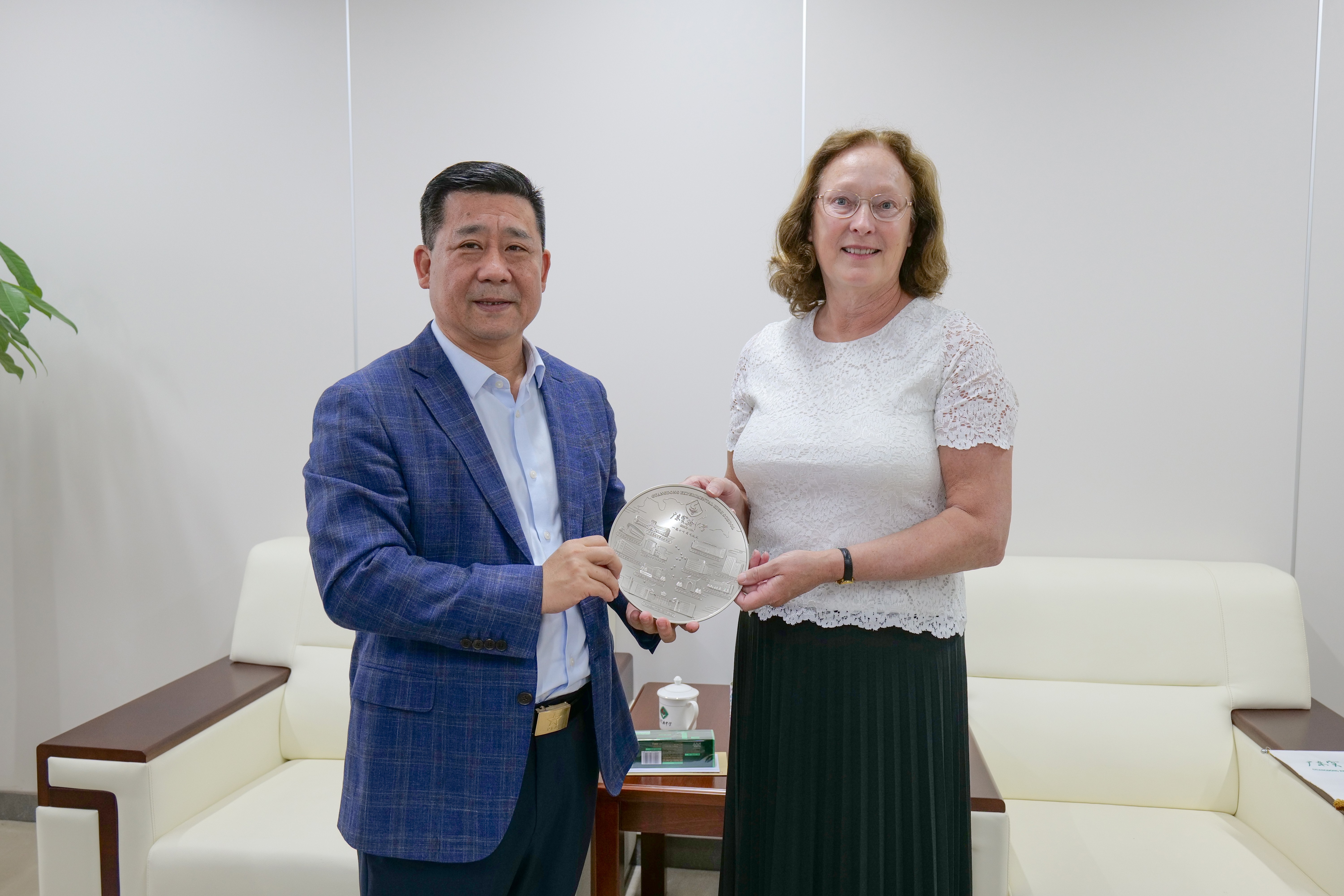 广东实验中学党委书记全汉炎与英国布洛赫特学校代表互换礼物